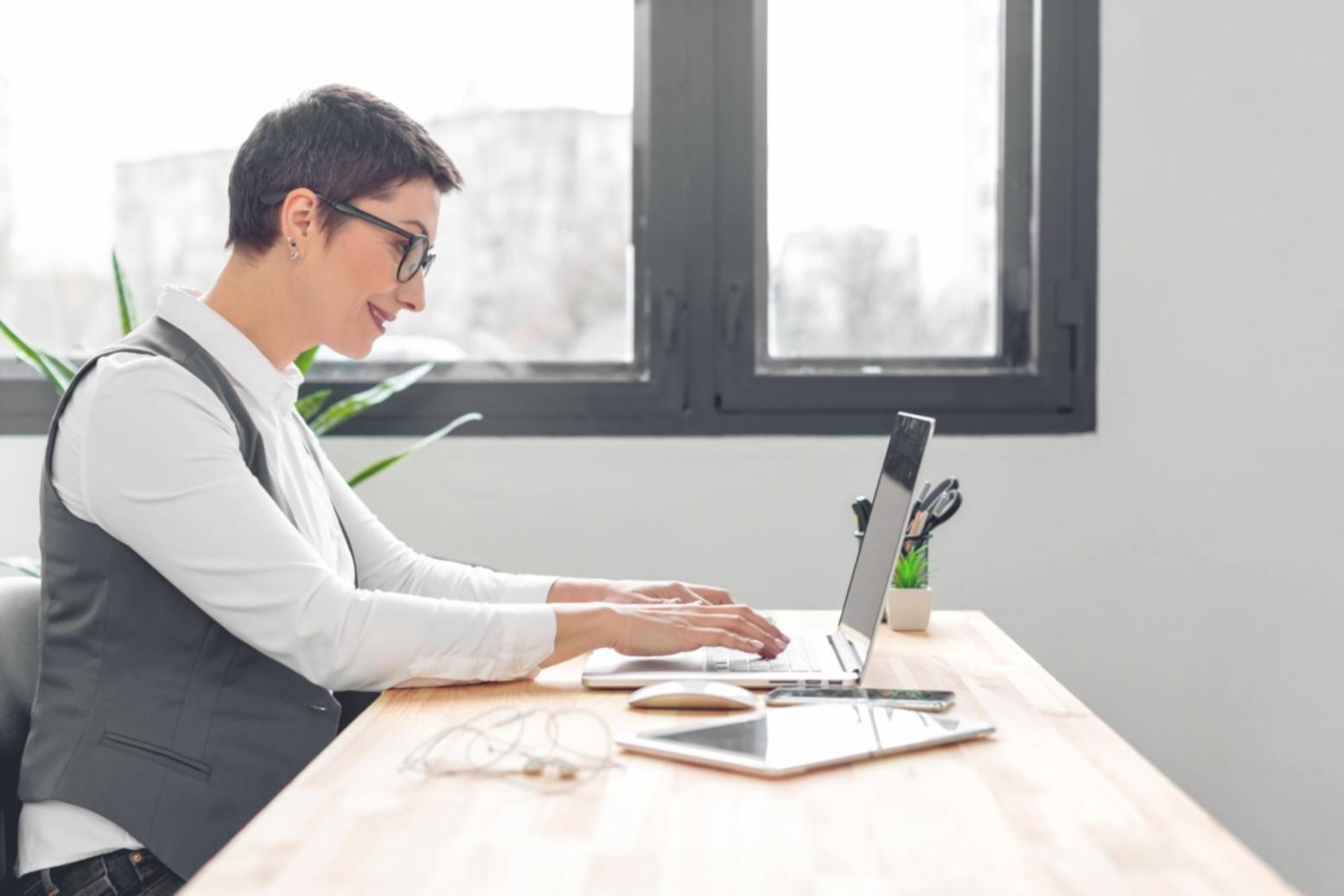 Espacio de yoga diseñado con elementos naturales y luz serena