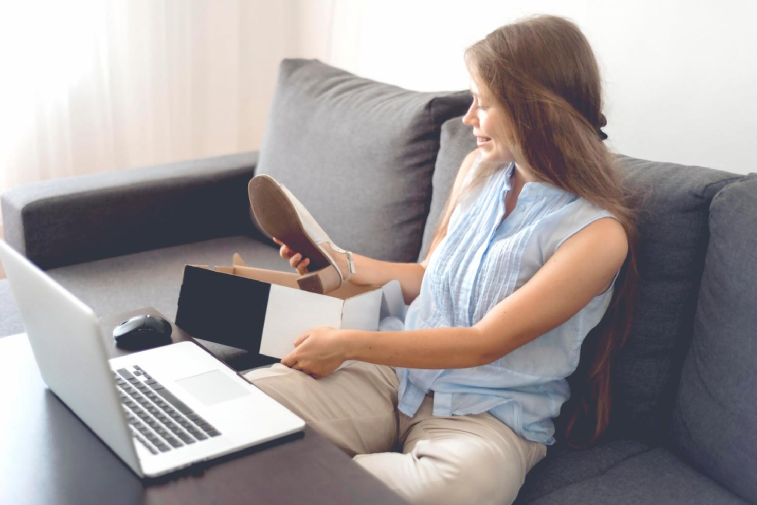 Espacio de yoga profesional con iluminación natural y diseño funcional